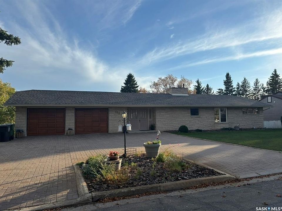 1st image of 110 Logan Cres E