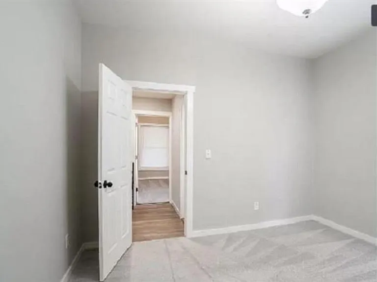 305 S Green St — Photo 16