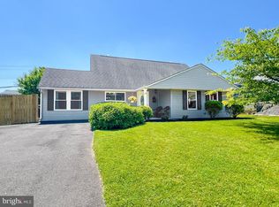 19 Hyacinth Rd, Levittown, PA 19056