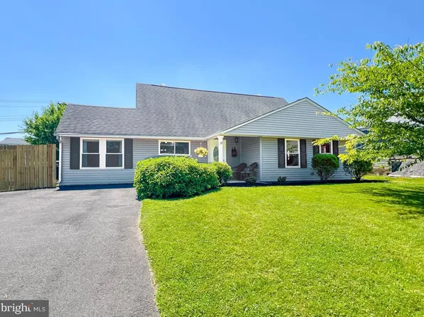 19 Hyacinth Rd, Levittown, PA 19056