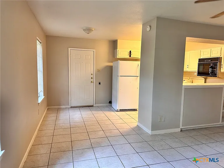1009 Hazelton St — Photo 3