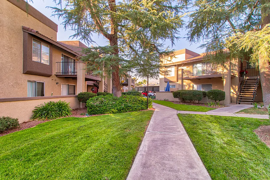 Monterey Villas — Photo 3