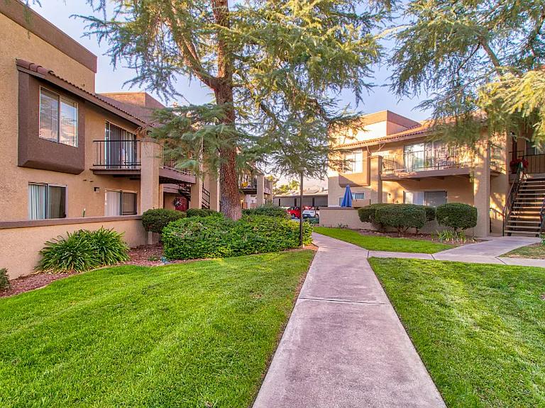 Monterey Villas — Photo 3