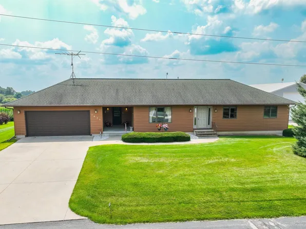 1625 Hickory Hill Rd, Decorah, IA 52101