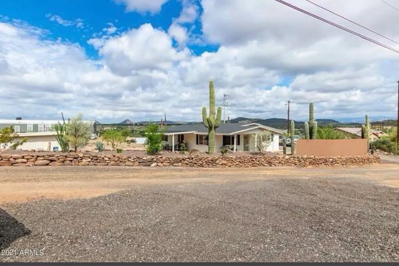 3 bed, 1396 sqft, $2,500 — Photo 1