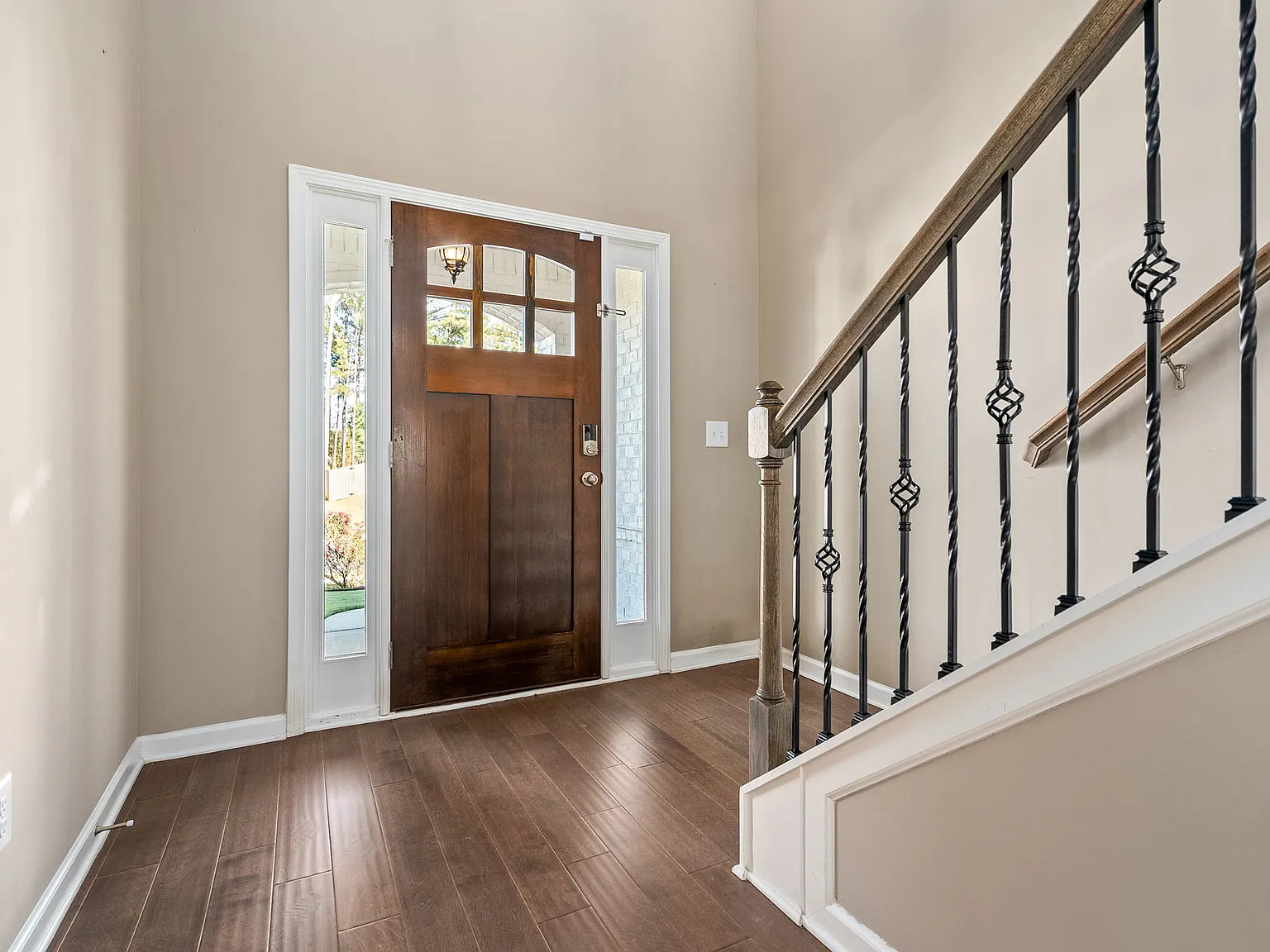 4 bed, 2.5 bath, 2710 sqft, $2,800 — Photo 2