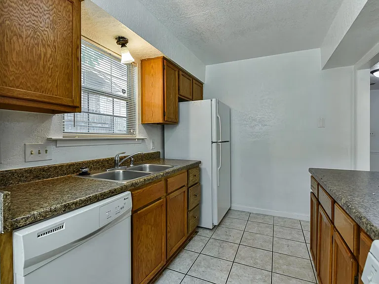 1128 Royal Crest Dr — Photo 12