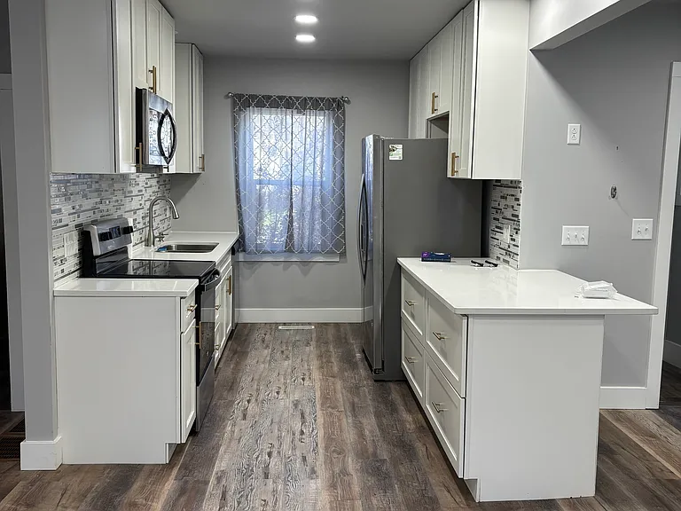 335 W School St — Photo 8