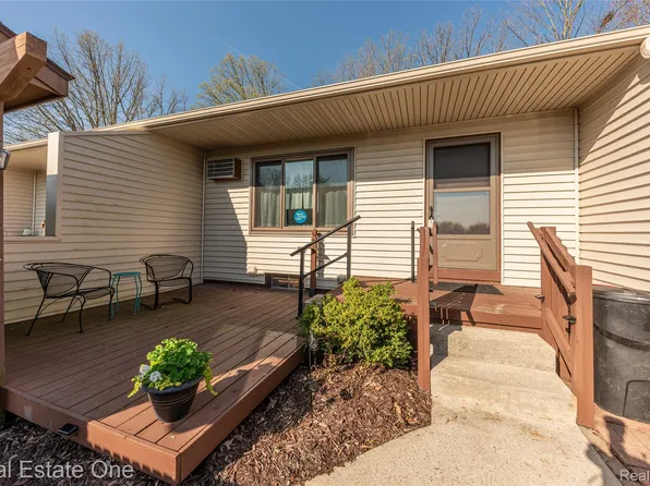 25803 Lexington Dr Unit 4, South Lyon, MI 48178