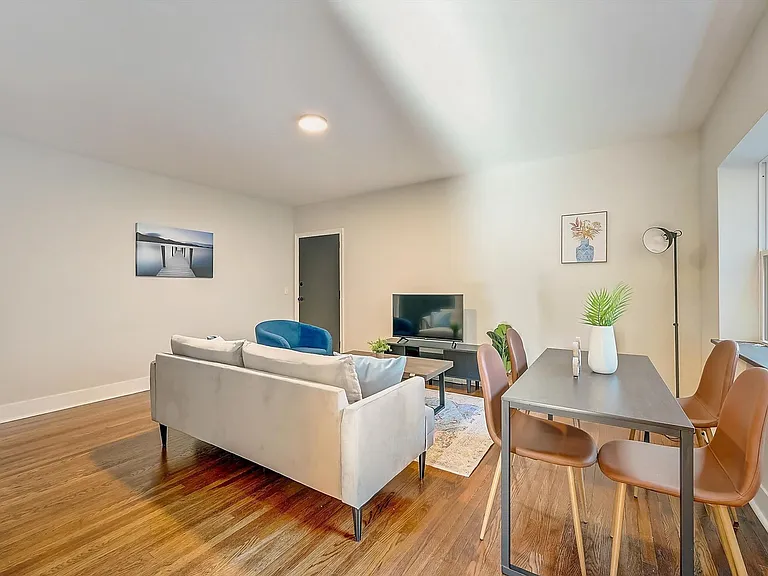 2624 Victory Pkwy — Photo 4