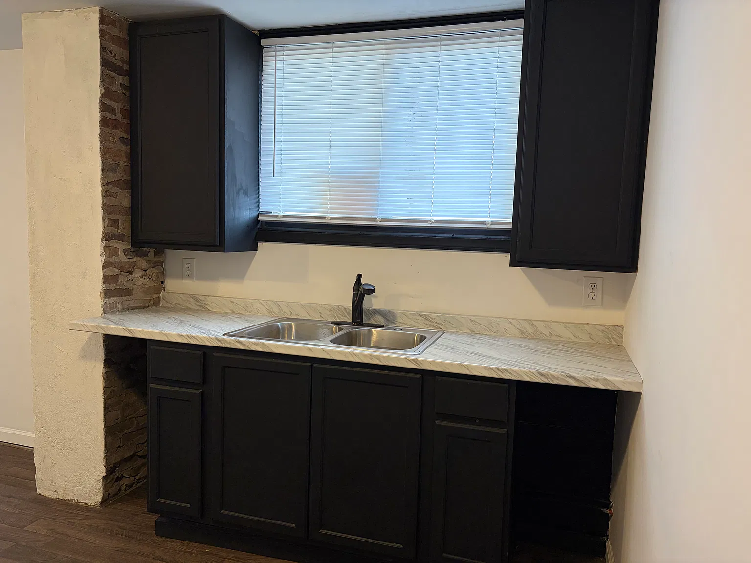 3 bed, 990 sqft, $1,100 — Photo 1