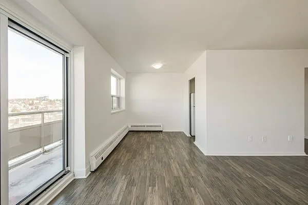 1560 Lawrence Avenue West Toronto — Photo 3