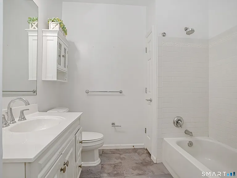 35 W Broad St #404 — Photo 22