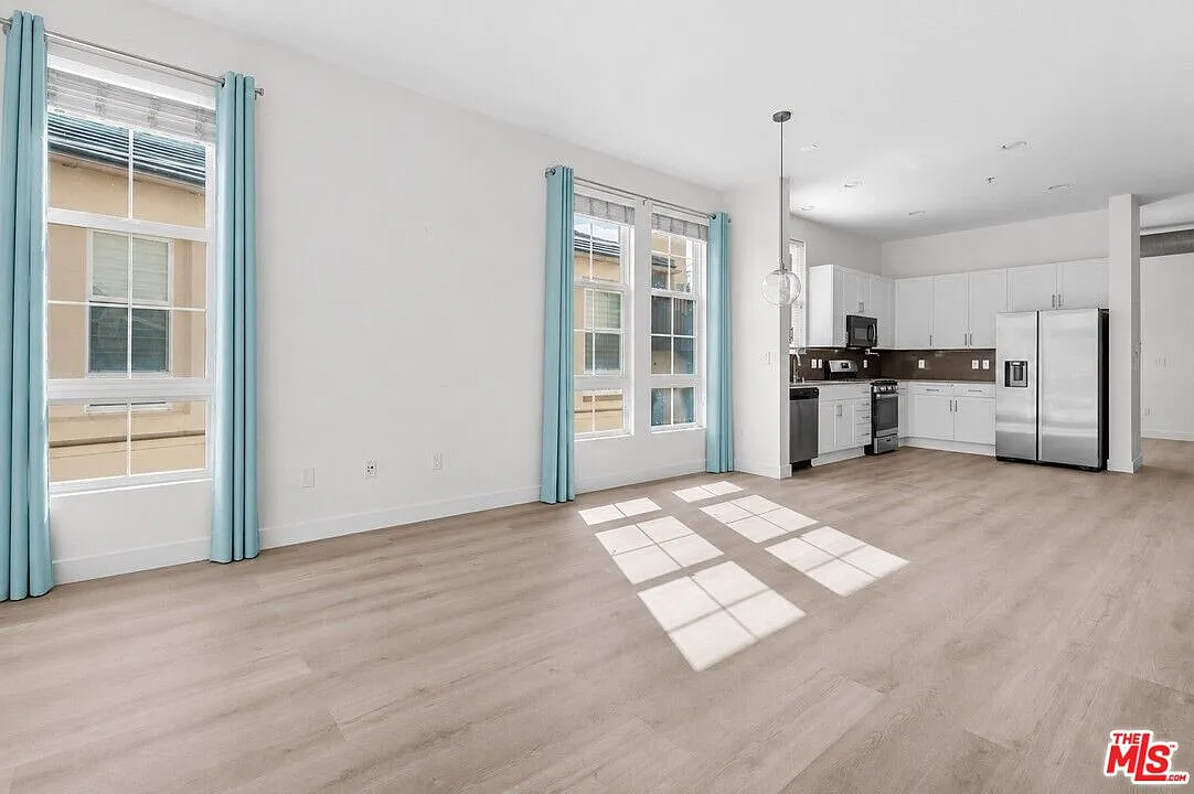 2 bed, 2.0 bath, 1300 sqft, $6,500 — Photo 2