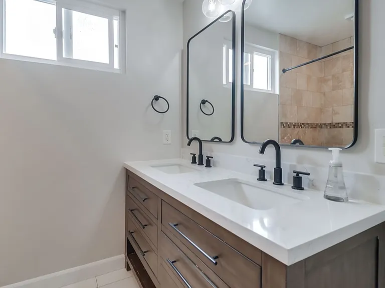 4138 Lois St #B — Photo 14