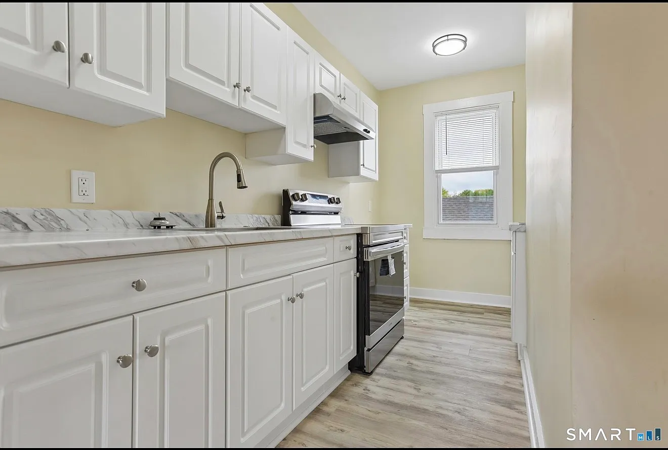 3 bed, 700 sqft, $1,875 — Photo 2