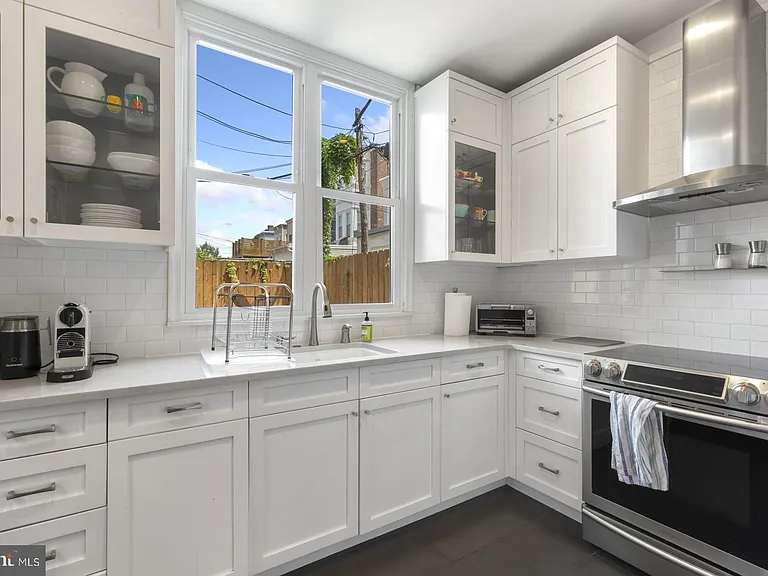 331 E Thompson St — Photo 13
