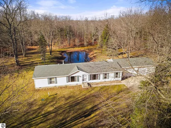 120 Hennessey Dr, Boon, MI 49618