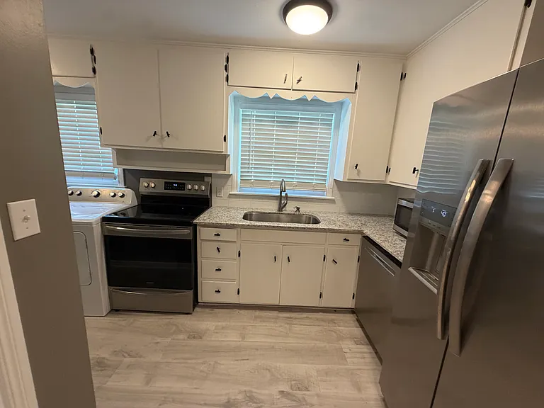 1614 N Oakland Ave — Photo 5
