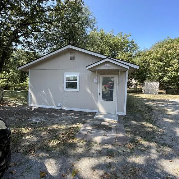 1617 N Vinita Ave — Photo 1