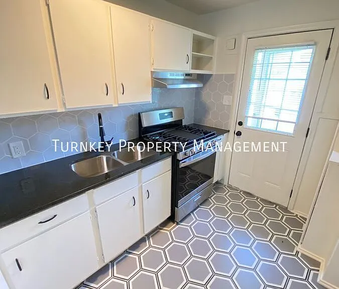 623 Sherman St — Photo 3