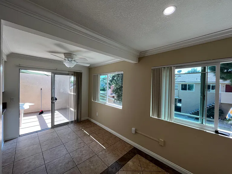 16571-4 kitchenette slider to private patio