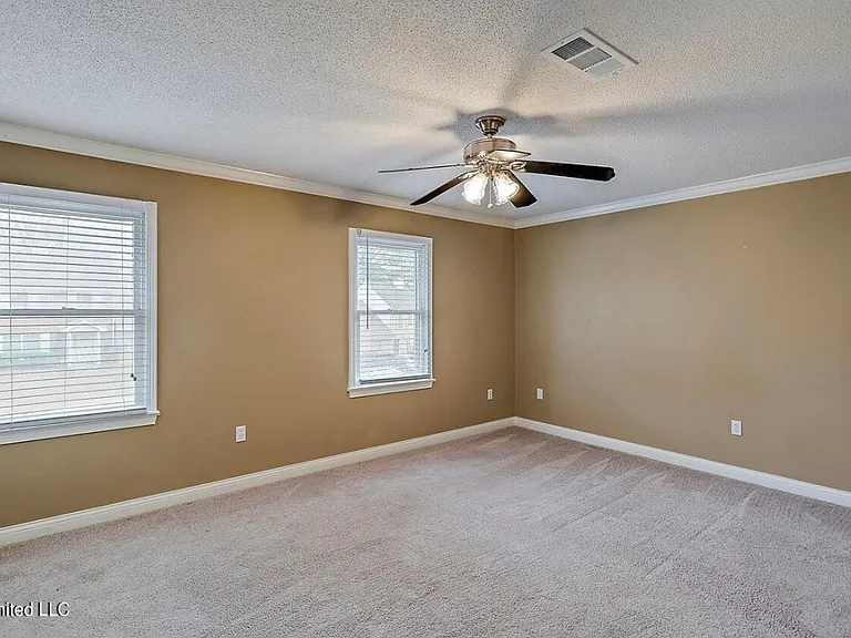113 Amberwood Dr — Photo 16