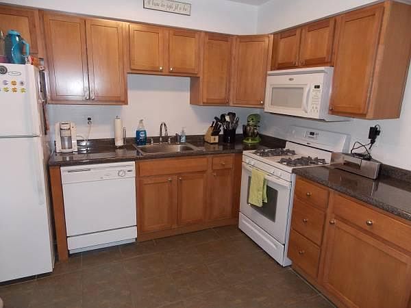 Gas Stove, Dishwasher, Microwave, Garbage Disposal, Full-Sized Fridge