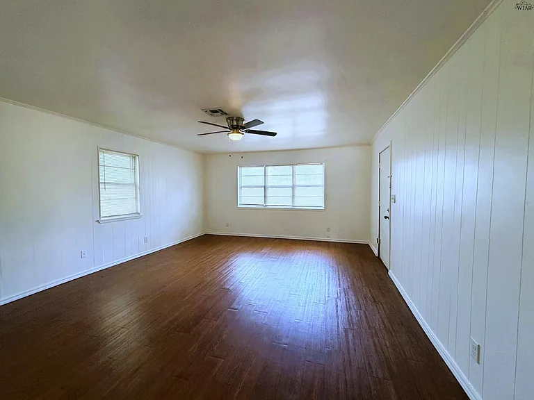 2951 Moffett Ave — Photo 9