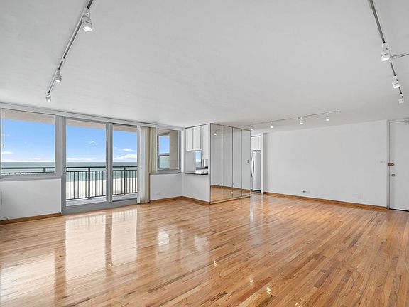 4th image of 6147 N Sheridan Rd APT 5B