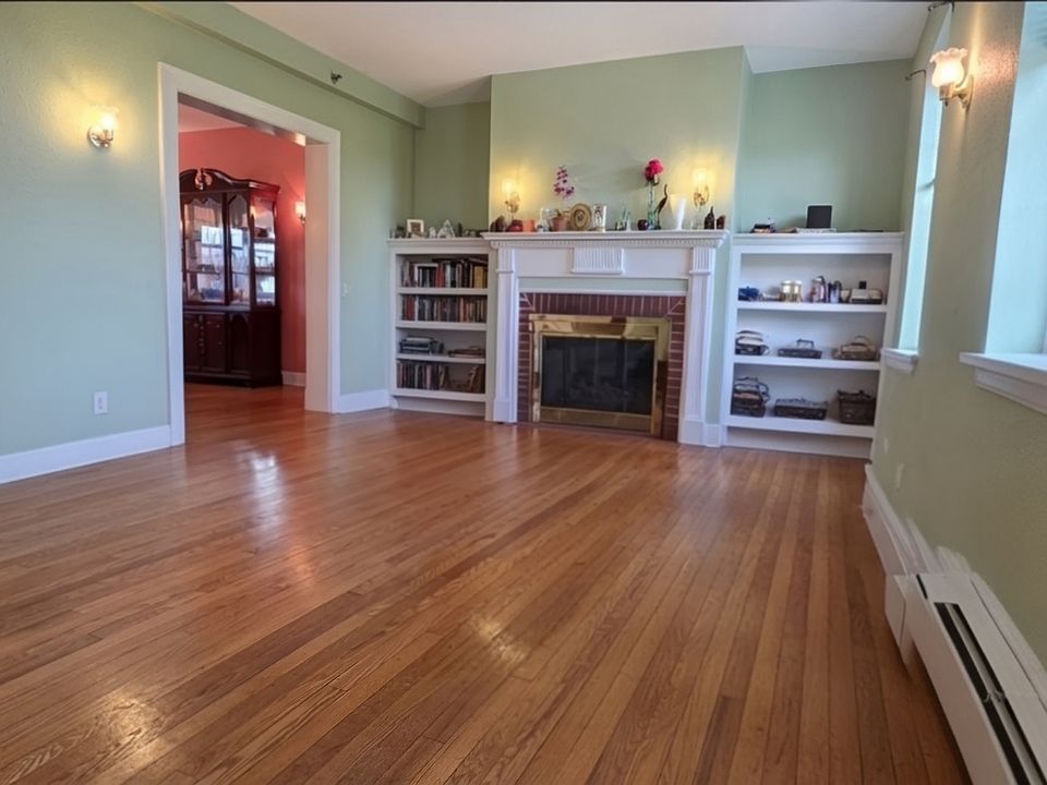 Living Room (unfurnished)