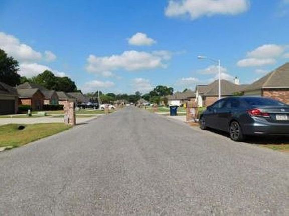 Exterior Neighborhood (street photo)