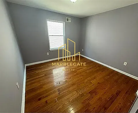 327 W Runyon St #22 — Photo 2
