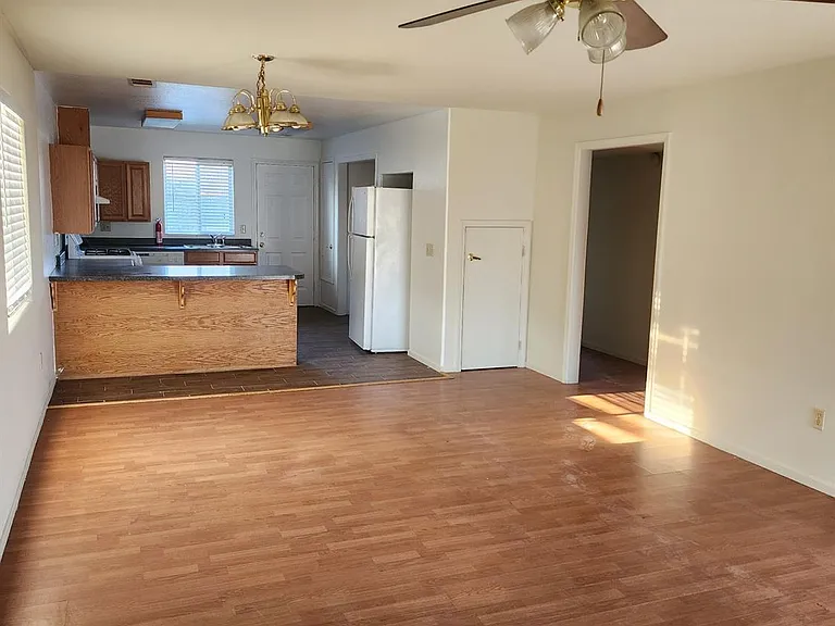 10842 Railroad Ave #D — Photo 2