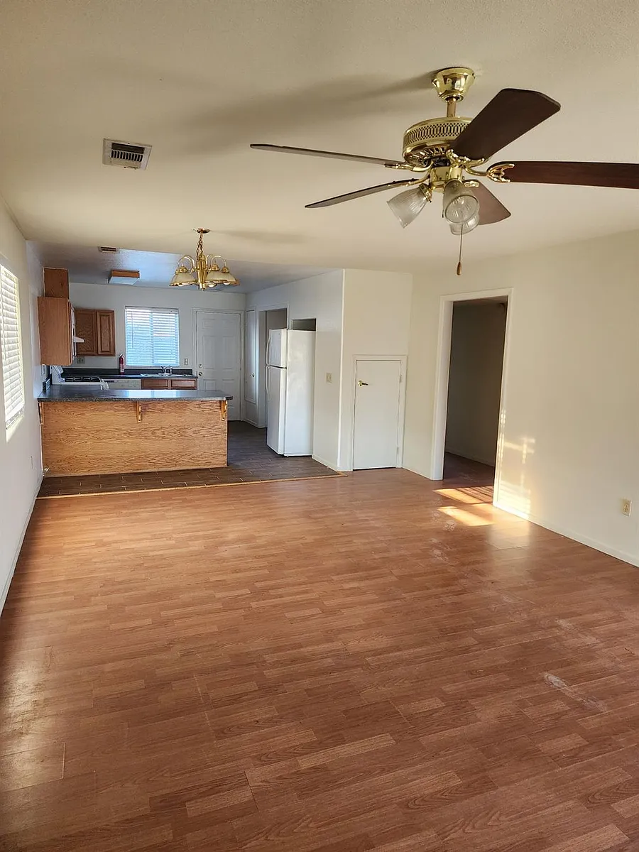 Building Photo - 10842 Railroad Ave #D