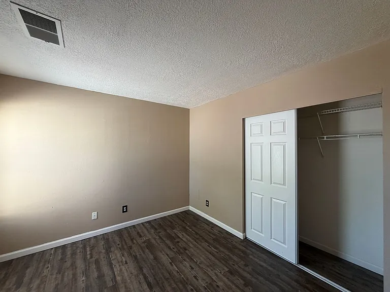 1941 Lee Loop NE — Photo 5