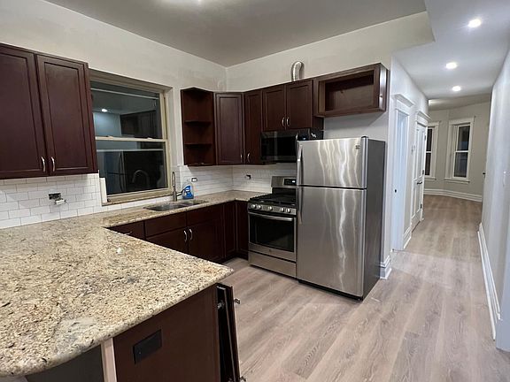 2nd image of 2648 W Walton St #1