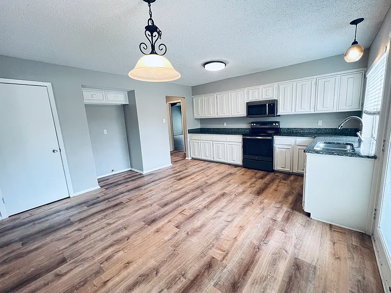 2102 Richwood Dr — Photo 3