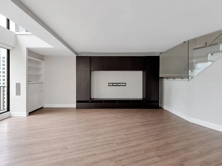 33 Harbour Sq #2208 — Photo 10