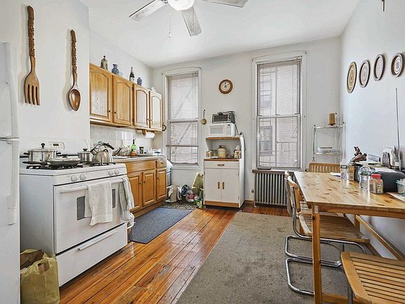 3rd image of 635 Humboldt St