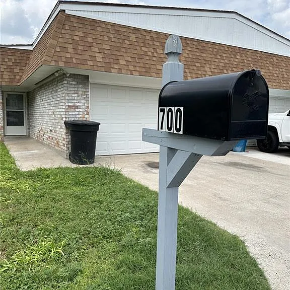 700 W Iris Ave — Photo 2