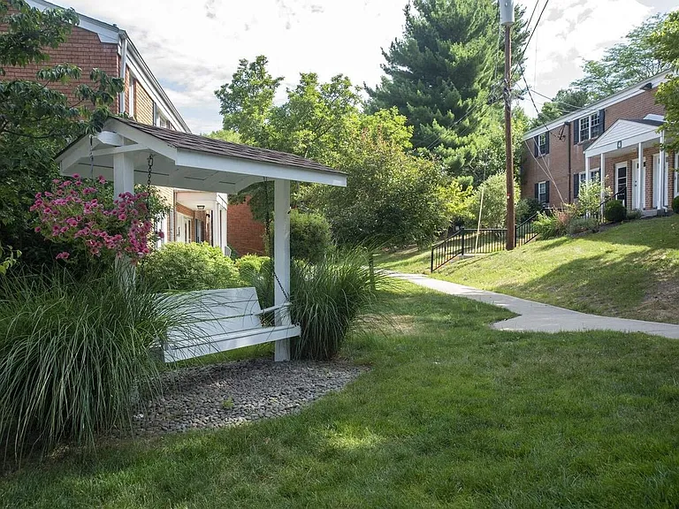 Briarwood House Apartments — Photo 9