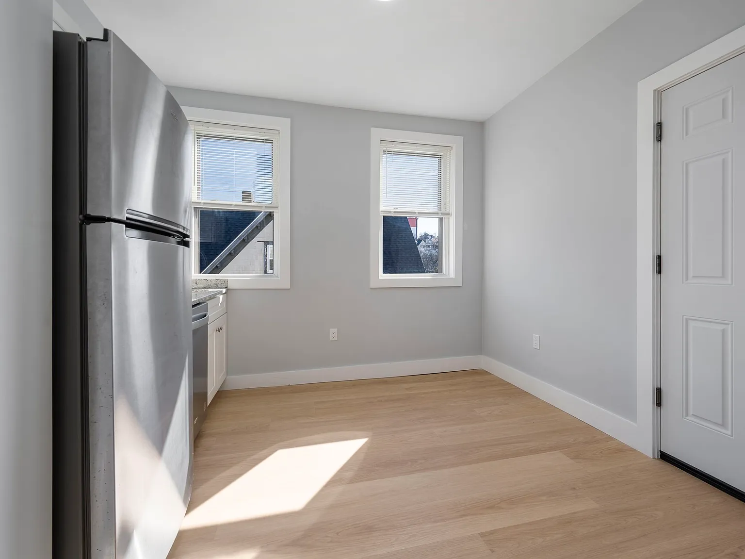 3 bed, 900 sqft, $3,100 — Photo 3