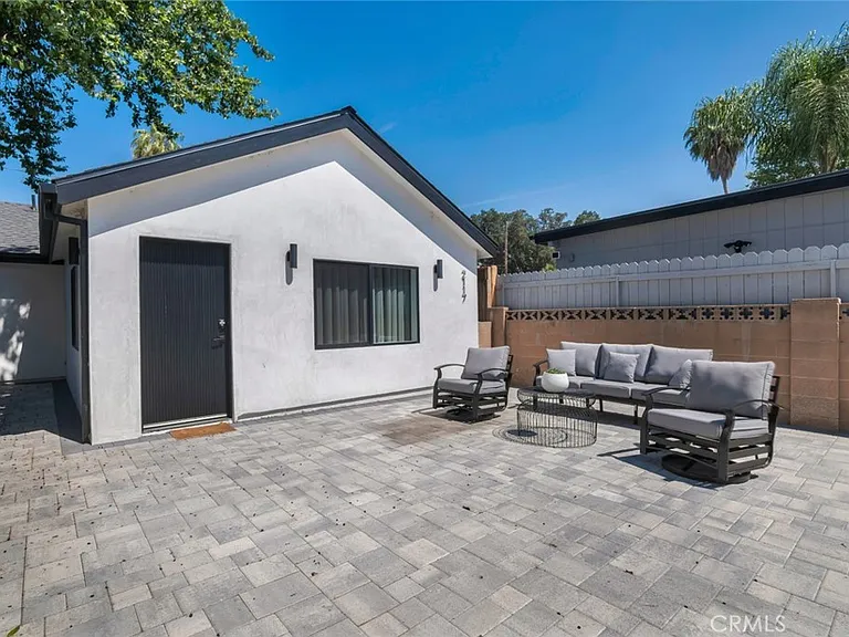 2117 W Clark Ave — Photo 2