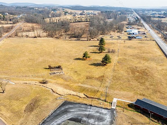 2nd image of 4012 Wolf Hollow Rd