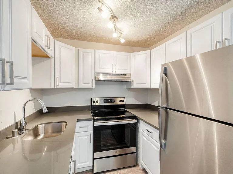 424 Callan Ave — Photo 13