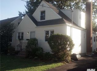 917 N 7th St, New Hyde Park, NY 11040
