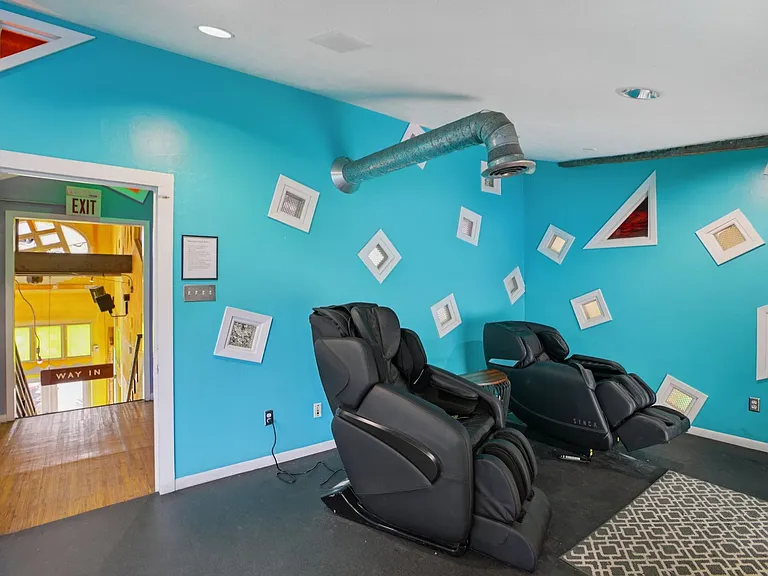 The Metropolis Apartments — Photo 43