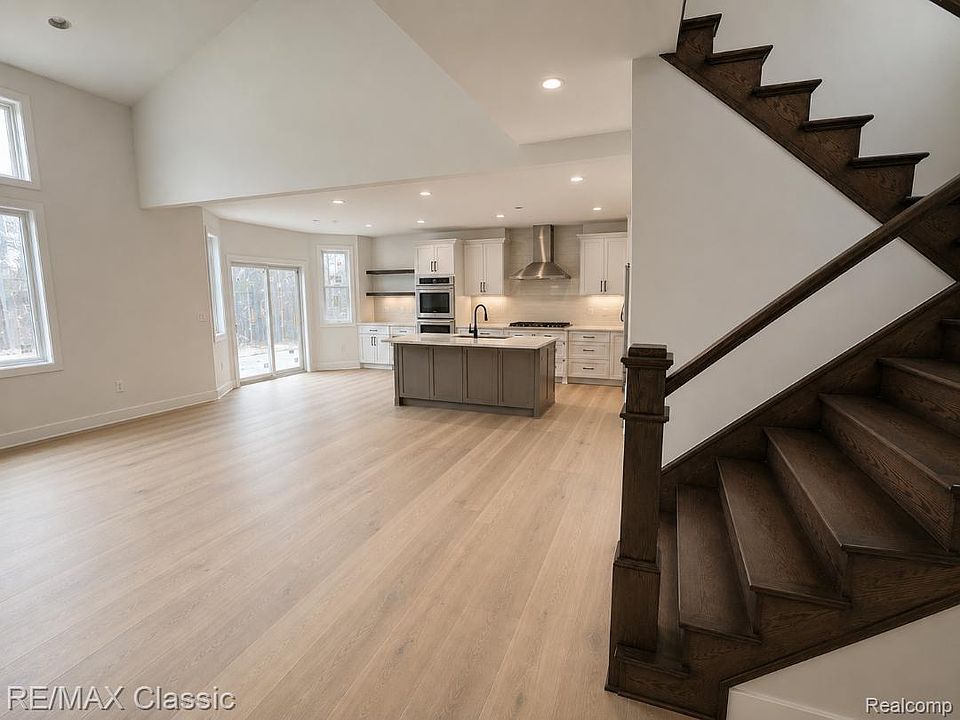2nd image of 331 W Dawson Rd