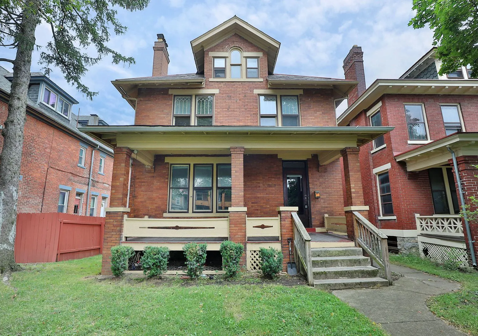 Great Central Location 5 Bedroom House - Virtual Showings Available — Photo 1